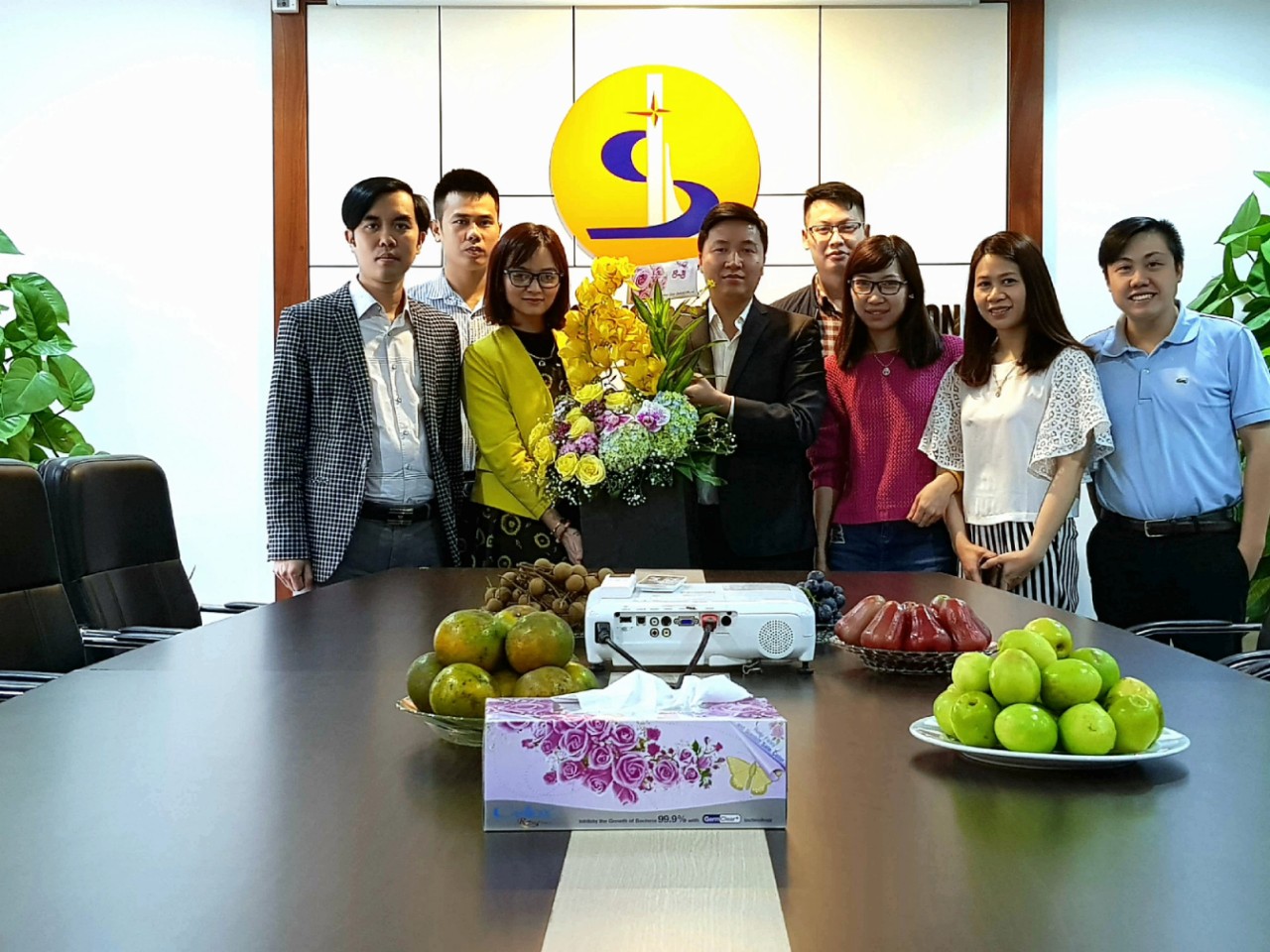 Tổng giám đốc Lê Thái Hưng trao tặng hoa và quà cho hội chị em phụ nữa của Tổng công ty Trung Sơn 